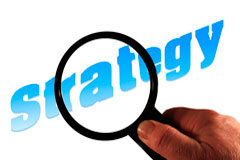 Diferencias entre plataformas de marketing abogados y estrategia de marketing ad-hoc para despachos Lupa aumentando la palabra Strategy