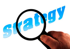 Lupa aumentando la palabra Strategy