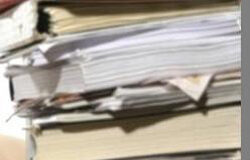 I. ¿Necesita gestión documental? Papeles apilados