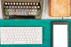 Marketing para despachos: pasado y futuro Imagen de ordenador antiguo y actual