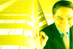 ¿Quién dijo miedo? Una persona haciendo el signo de OK y detrás un edifico