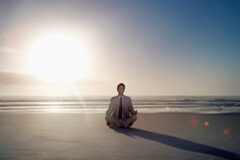 Tranquilo, soy tu abogado Persona meditando en la playa