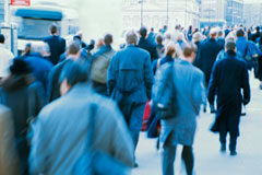 Caminante, ¿cuál es tu camino? Varias personas caminando.