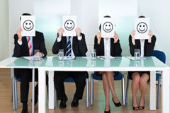 El abogado complaciente Cuatro personas sentadas con caritas delante de sus caras