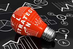 La planificación estratégica: un medio para procurar la sostenibilidad del despacho Una bombilla roja que tiene escrito 'Plan Estrategy' sobre una pizarra con gráficos