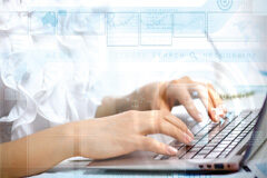 Desarrollo de negocio digital Manos sobre el teclado de un portatil