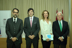 Óscar Fernández León destaca las diferencias entre abogado y cliente en materia de honorarios Francisco Segura Fernández Arias (abogado del ICAM), Óscar Fernández León (autor del libro), doña María Teresa Nadal Charco (Diputada de la Junta de Gobierno del ICAM) y D. Javier Moscoso del Prado Muñoz (Presidente del Consejo Editorial de Aranzadi)