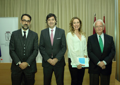 Francisco Segura Fernández Arias (abogado del ICAM), Óscar Fernández León (autor del libro), doña María Teresa Nadal Charco (Diputada de la Junta de Gobierno del ICAM) y D. Javier Moscoso del Prado Muñoz (Presidente del Consejo Editorial de Aranzadi)