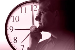 El profesional liberal es al mismo tiempo gestor de su centro de trabajo: el despacho Una persona con un reloj de fondo