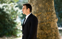 La evolución de los/las bufetes/ firmas hacia empresas de servicios gestionadas con criterios empresariales. Un ejecutivo mirando al frente.