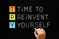 Reinventarse como profesional… a partir de los 40 Escritura de reinventarse con tiza blanca en la pizarra