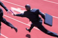 ¿Por qué es importante planificar el relevo generacional? Algunas reflexiones Un hombre corriendo con maletín dando el relevo a otro