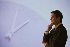 El gran dominador: ¿dominas el tiempo o te domina él a ti? Reloj de pared y persona pensando