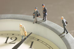 ¿El mercado del tiempo? Unos muñequitos sobre un reloj.