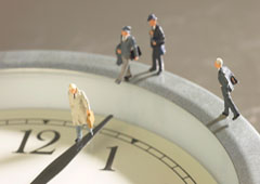 Unos muñequitos sobre un reloj. Unos muñequitos sobre un reloj.