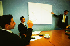 La gestión al servicio de la calidad y la eficacia Tres personas reunidas