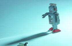 ¿Será la lucha por la atribución de renta generada por los robots la causante de una nueva guerra en el siglo XXI? Un robot con una tijera delante