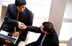 Ser coherente (en los actos y estrategias) o morir Ser coherente (en los actos y estrategias) o morir. Dos hombres trajeados dándose la mano