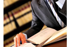 Cambios en las estructuras de socios en los despachos Una persona trabajando en un despacho