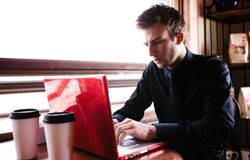 Motivación en el trabajo VI Un ejecutivo trabajando con un portatil.