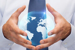 Transparencia, un nuevo reto para la Abogacía Abogado con bola del mundo transparente