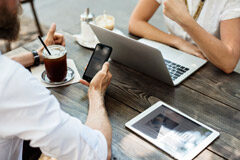 Consejos para formar relaciones duraderas abogado-cliente Personas mirando móvil