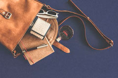 De marcas personales, logotipos y otras cuestiones de branding en los despachos de abogados Bolso