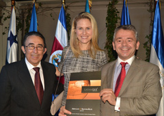 De izda. a dcha. Carlos Quintanilla y Elizabeth Heurtematte, de LatamLex; y Julio Veloso, de Broseta