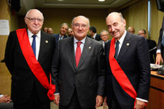 Miquel Roca recibe la Gran Cruz al Mérito en el Servicio de la Abogacía De izquierda a derecha, José Pedro Pérez-Llorca, Carlos Carnicer Díez, presidente del Consejo General de la Abogacía Española y Miquel Roca Junyent