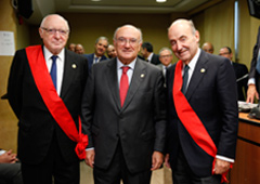 De izquierda a derecha, José Pedro Pérez-Llorca, Carlos Carnicer Díez, presidente del Consejo General de la Abogacía Española y Miquel Roca Junyent
