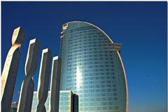 La letra W, marca registrada el hotel W, en Barcelona