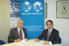 Aeade y Seaida firman un convenio para fomentar el arbitraje en los seguros Momento de la firma del convenio