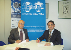 Momento de la firma del convenio Momento de la firma del convenio