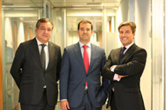 EY Abogados potencia el asesoramiento fiscal en I+D+i con la integración de Atomm De izda. a dhca: Víctor Gómez de la Cruz, socio responsable de Tributación de Empresas para España, Italia y Portugal; Jorge Baztarrica, nuevo socio responsable de R&D para España; y Federico Linares, Socio Director General de EY Abogados