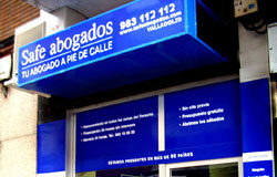 Safe ABOGADOS. Tu Abogado a Pie de Calle abre sus puertas y se acuerda de los parados Escaparate de la nueva tienda de Safe abogados