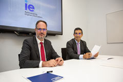 Deloitte Legal y la IE Law School, juntos por la innovación Luis Fernando Guerra, socio director de Deloitte Legal (derecha) y Javier de Cendra, decano del IE Law School (izquierda)