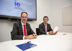 Luis Fernando Guerra, socio director de Deloitte Legal (derecha) y Javier de Cendra, decano del IE Law School (izquierda)