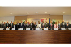 El Colegio de Registradores entrega sus Medallas de Honor La ministra de Justicia posa con la Junta de Gobierno del Colegio de Registradores y con los medallistas de honor.