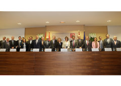 La ministra de Justicia posa con la Junta de Gobierno del Colegio de Registradores y con los medallistas de honor. La ministra de Justicia posa con la Junta de Gobierno del Colegio de Registradores y con los medallistas de honor.