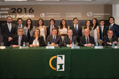Rafael Catalá entrega a Rafael Hernáez el `Premio Jóvenes Juristas 2016´, convocado por la Fundación Garrigues, Thomson Reuters y el Centro de Estudios Garrigues Foto de grupo