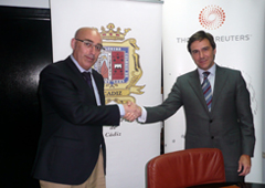 En la imagen aparecen el decano del Colegio de Abogados de Cádiz, Pascual Valiente Aparicio y el director comercial de Thomson Reuters, Raúl Castillo