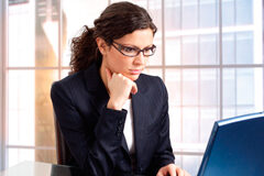 ¿Cómo ser un abogado 3.0? Una abogada utilizando un portátil