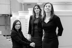 JAUSAS lanza una iniciativa para visibilizar los obstáculos de la mujer para acceder a puestos de relevancia en el sector legal De izquierda a derecha, nuestras abogadas Maria Elisa Escolà, Paula Oliván y Emma Vicente