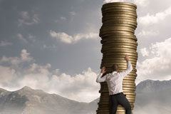 ¿Qué hacer cuando la iguala se termina y el cliente exige que el abogado continúe con los asuntos judiciales? Una persona trepando por un montón de monedas