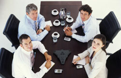 El “chaski judicial” un producto de la interculturalidad Unos abogados sentados en una mesa redonda.