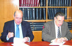 Hispajuris asesorará legalmente a las cooperativas de viviendas Foto del acto de firma del convenio