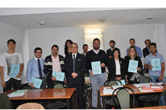 Nuevos alumnos formados en la Asociación de Abogados Urbanistas Algunos alumnos asistentes al curso ), tras la entrega de Diplomas, junto con José María García Gutiérrez, Presidente de la Asociación (centro)