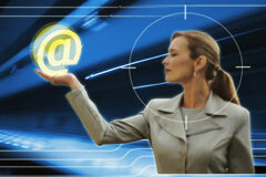 Crisis y reputación online en despachos de abogados Una mujer sosteniendo un arroba en su mando