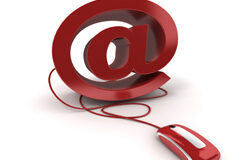 Web o blog: deshojando la margarita Un arroba del que sale conectado un ratón de ordenador, ambos de color granate