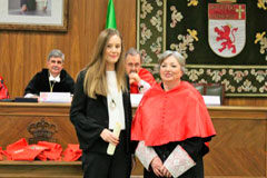 Elena Álvarez Monroy, premio Aranzadi Unión Europea – Universidad de León Aurelia Álvarez Rodríguez entregó el premio a Elena Alvarez Monroy.